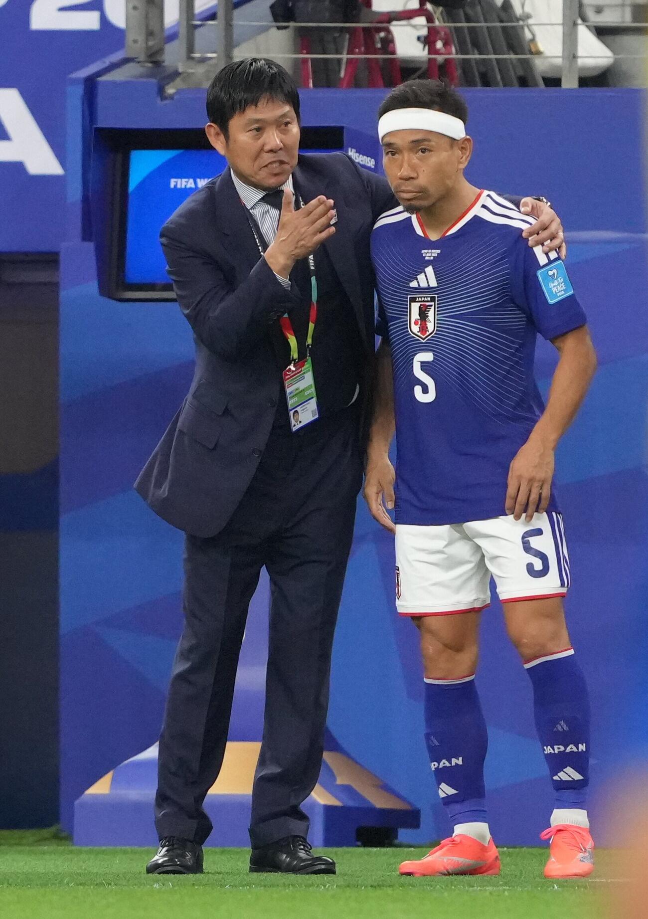 日本対スウェーデン　後半、途中出場する長友佑都（右）に声をかける森保一監督（2026年6月撮影）
