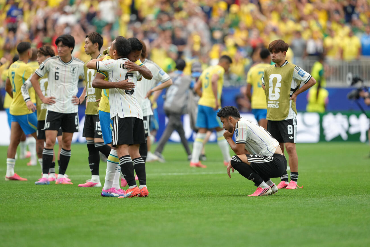 日本対ブラジル　試合後、ブラジルの選手とハグする長友佑都（左手前）。右から久保建英、菅原由勢（撮影・足立雅史）