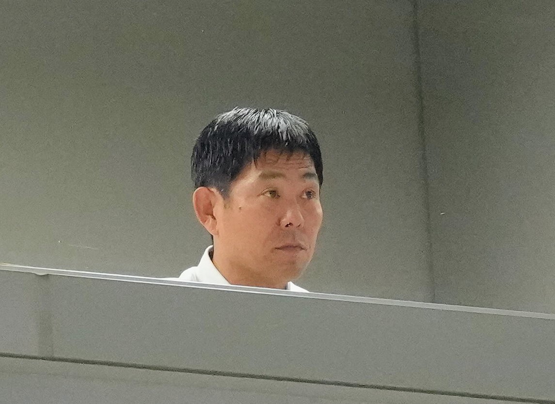 横浜対鹿島　視察する日本代表森保一監督（中央）（撮影・足立雅史）