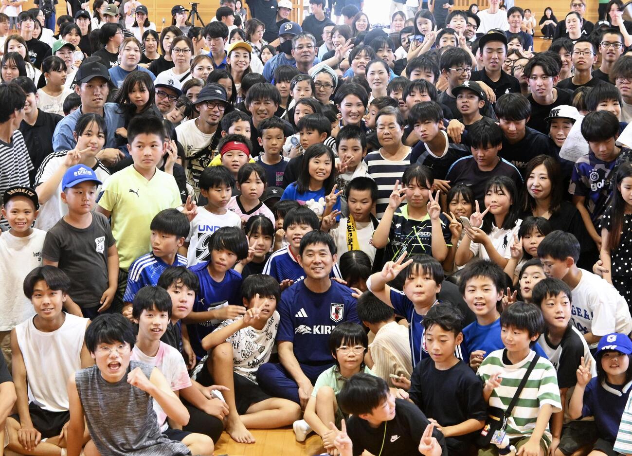 小中学生らと写真に納まるサッカー日本代表の森保監督（中央）＝16日、熊本県氷川町（共同）