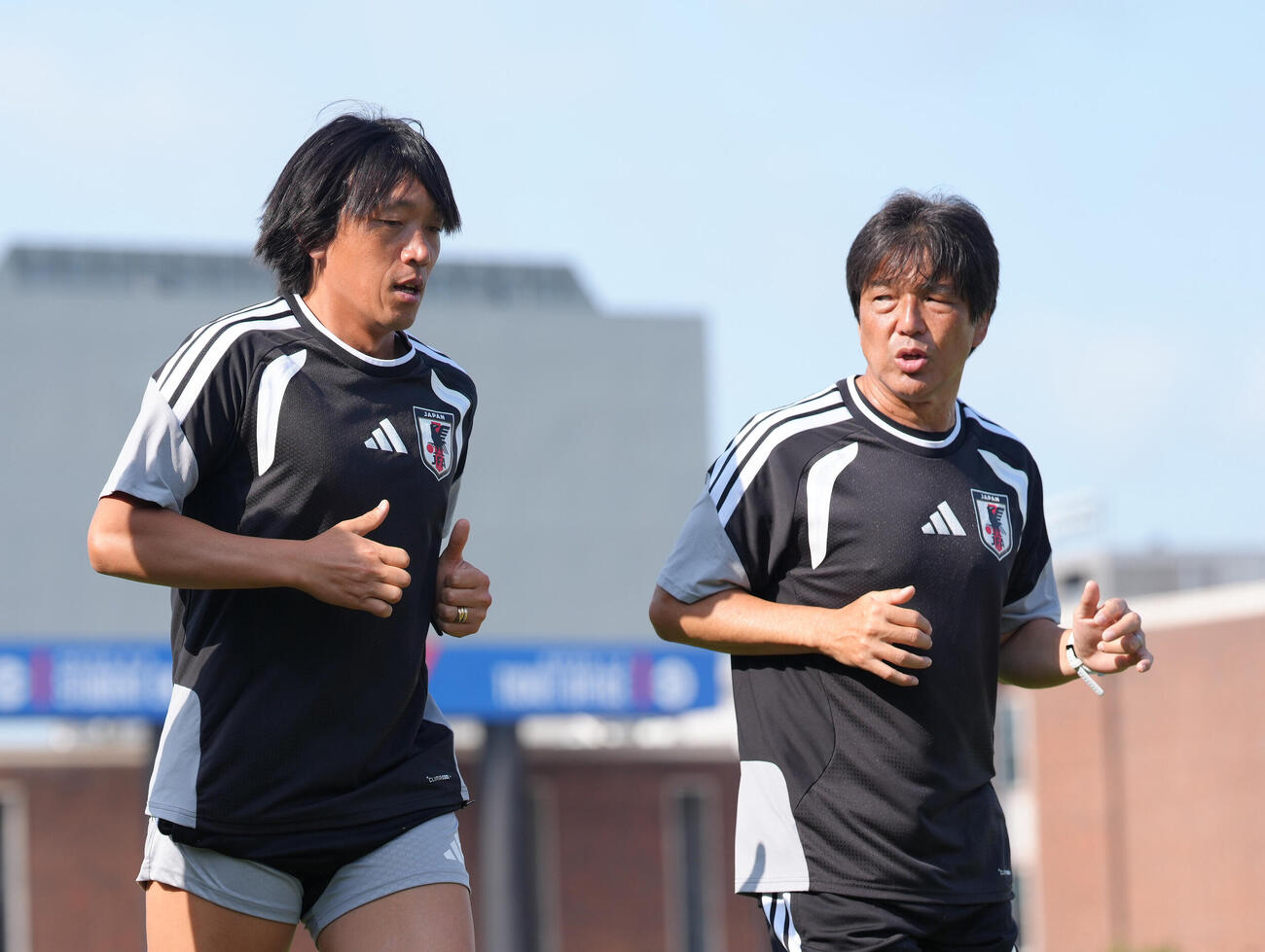 中村俊輔コーチ（左）と名波浩コーチ（2026年6月撮影）