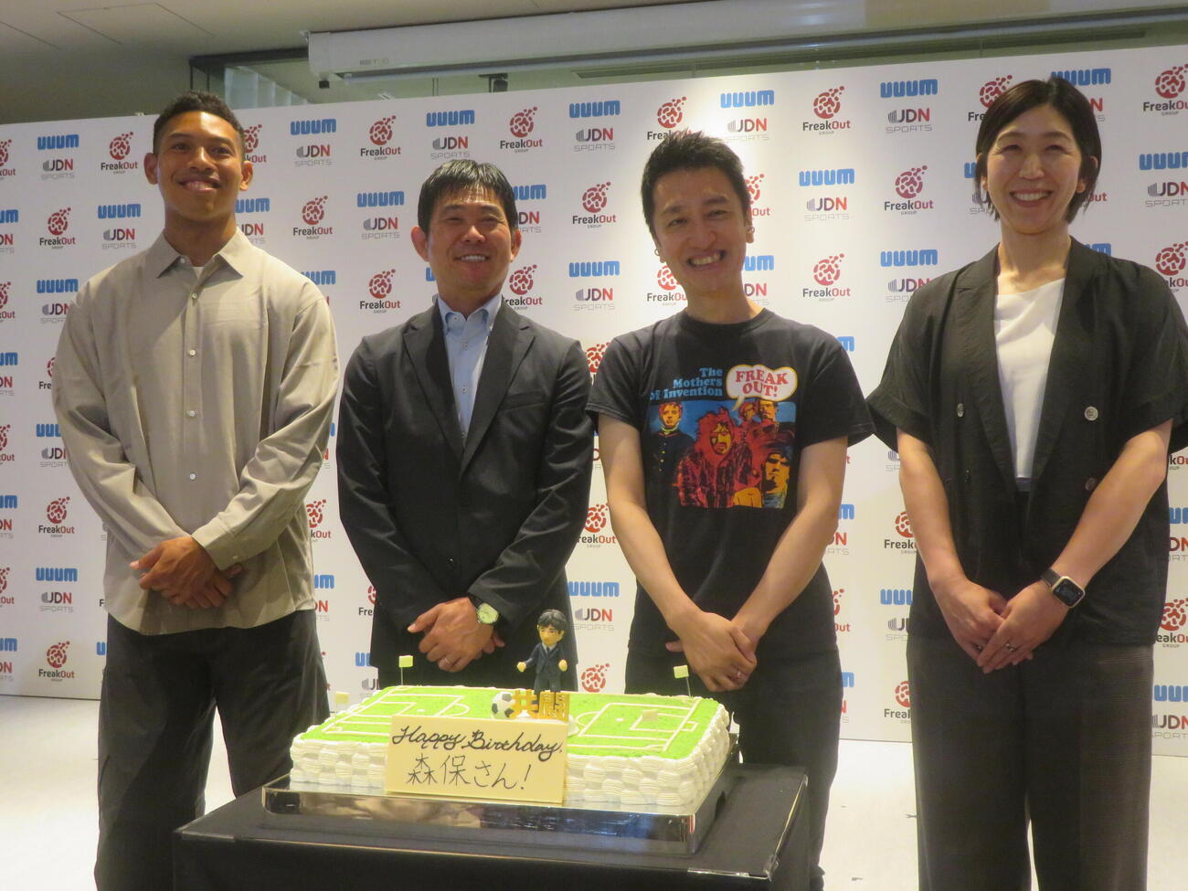 企業の未来について語るイベント「NEXT STAGE2026」に出席した、左から陸上男子100メートルのサニブラウン・ハキーム、日本代表森保一監督、フリークアウト・ホールディングス本田謙代表取締役社長、元バレーボール女子日本代表の荒木絵里香氏