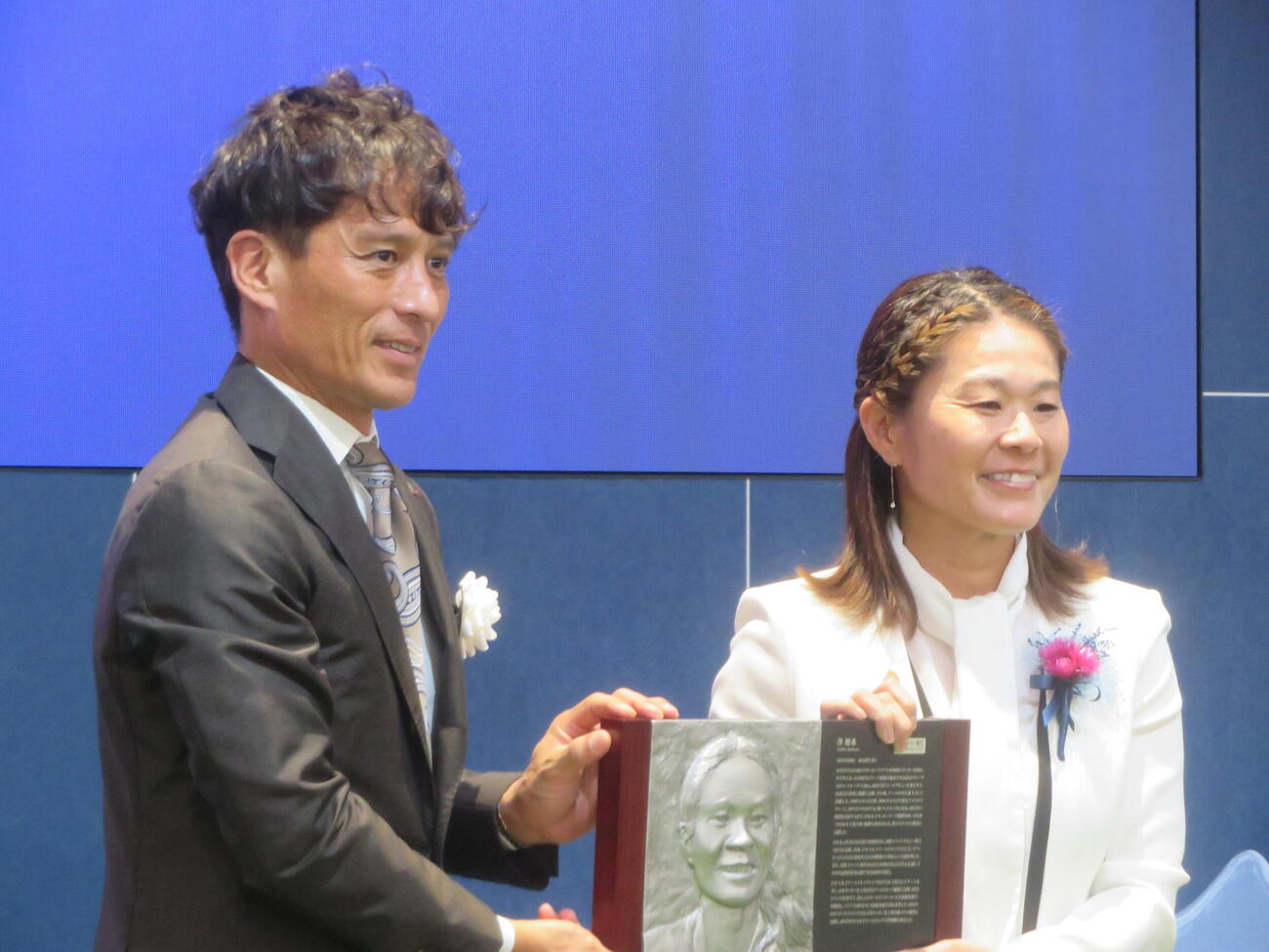 第22回日本サッカー協会（JFA）殿堂掲額式典で表彰された元女子日本代表澤穂希さんとJFA宮本恒靖会長
