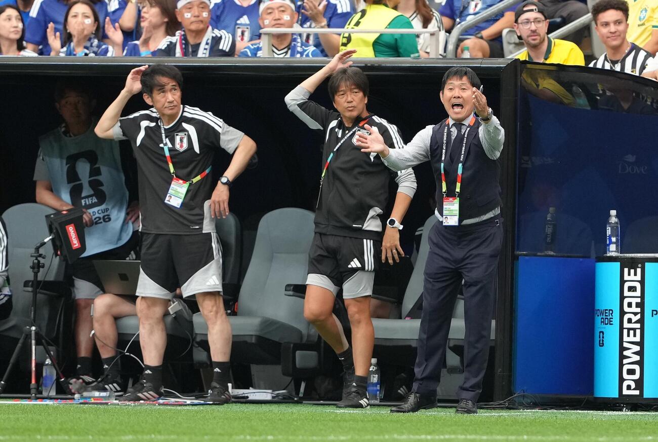 2026年6月29日、日本対ブラジル　前半、声を出す森保一監督（右）