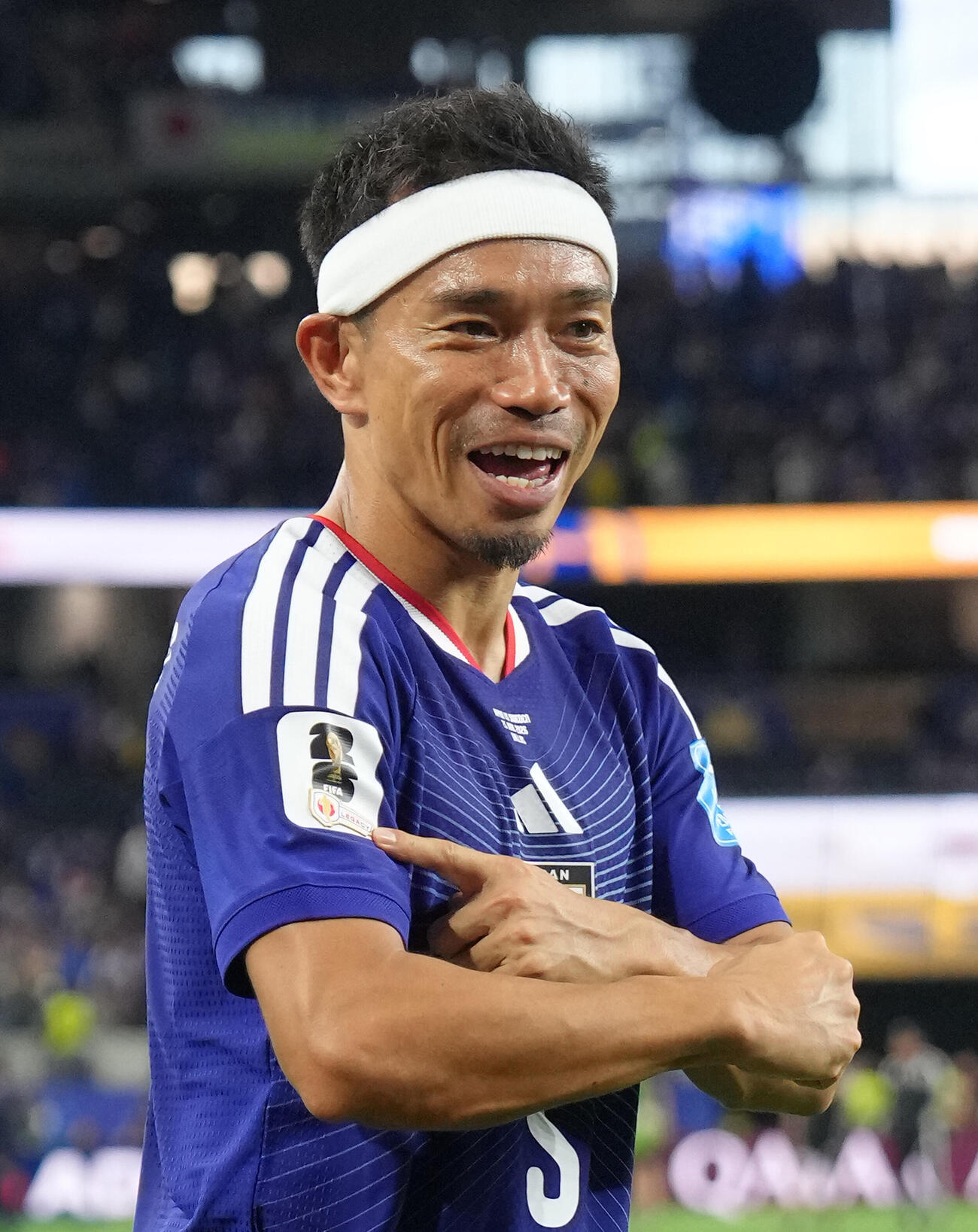 日本対スウェーデン　試合後、肩のパッチを指さす長友佑都（撮影・足立雅史）　#2026年6月25日、米国・ダラススタジアム、W杯北中米大会1次リーグ第3戦