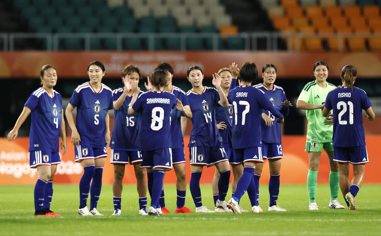 タイに大勝し、タッチを交わす日本イレブン（共同）