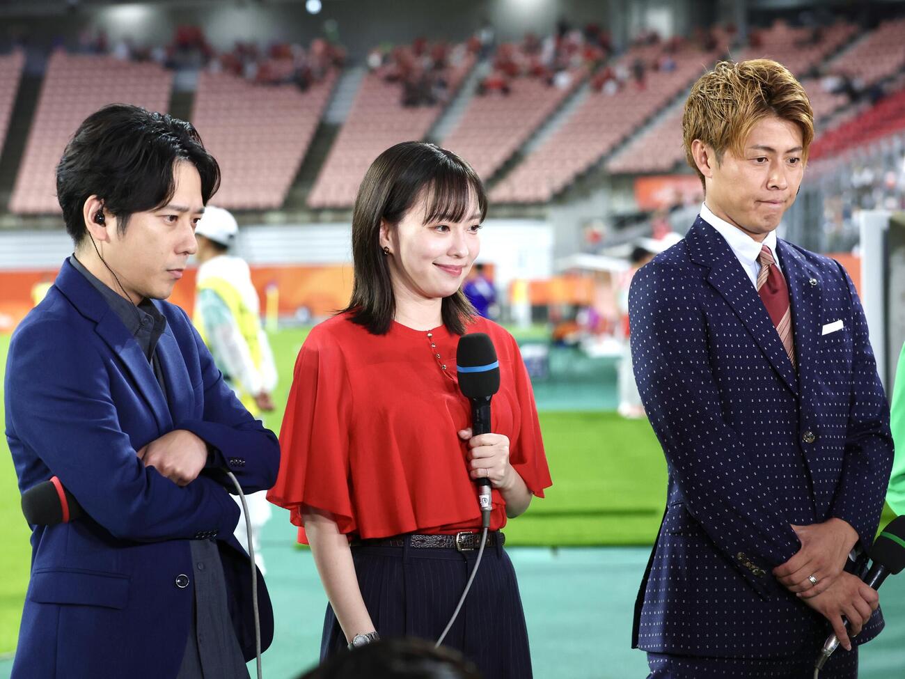 日本対香港　中継を務める二宮和也（左）、石川佳純さん（中央）、柿谷曜一朗さん（撮影・宮地輝）