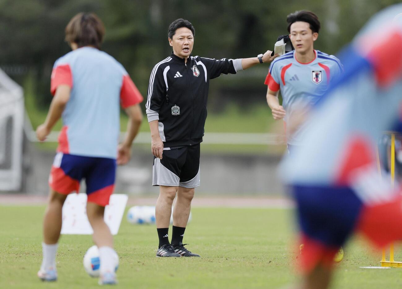 香港戦に向けた調整で指示を出す大岩監督（中央）（共同）