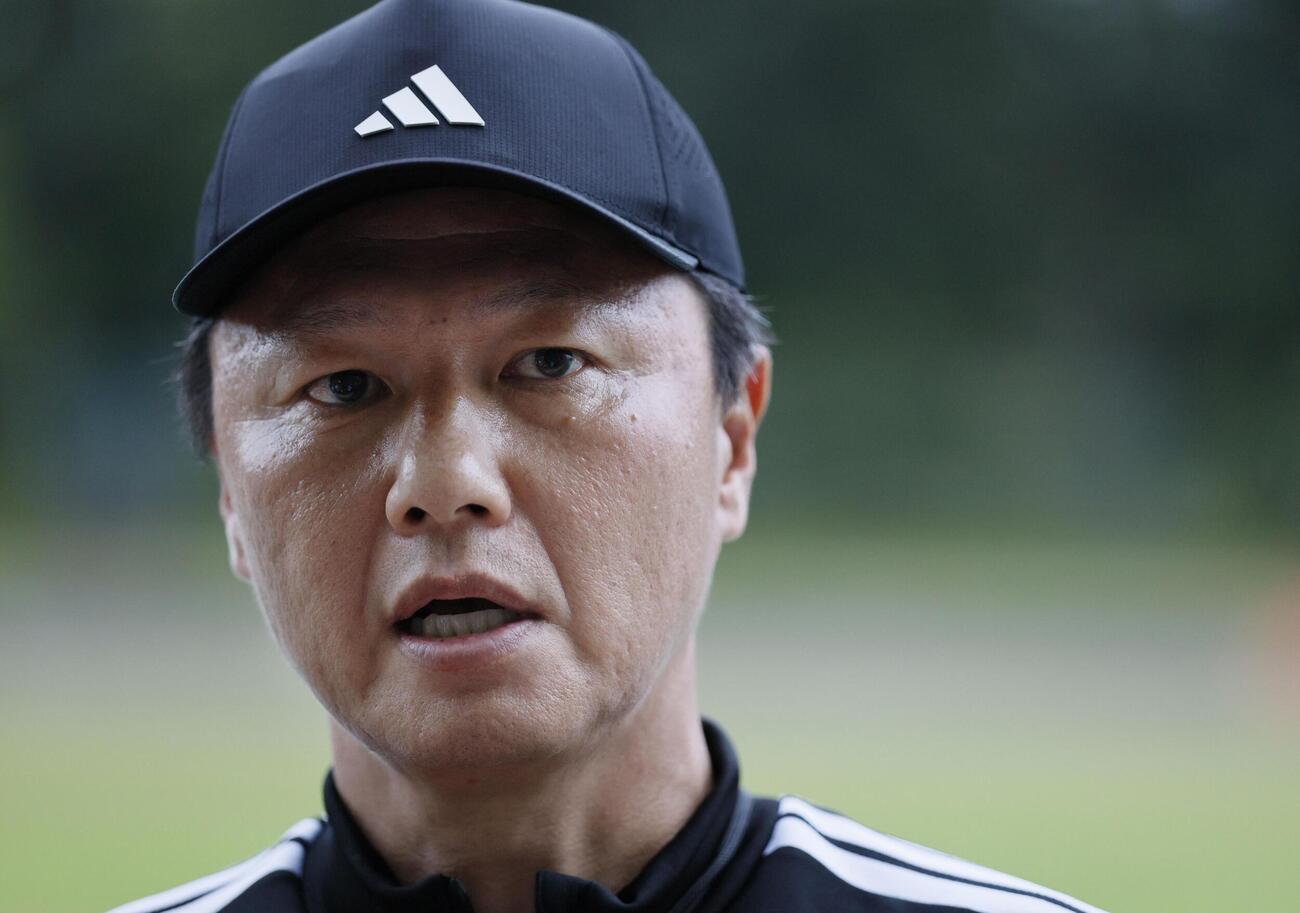 香港戦に向けた調整を終え、取材に応じる大岩監督（共同）