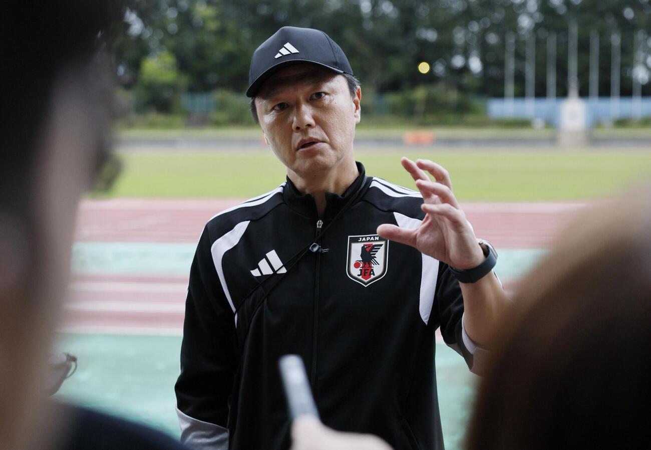 香港戦に向けた調整を終え、取材に応じる大岩監督（共同）