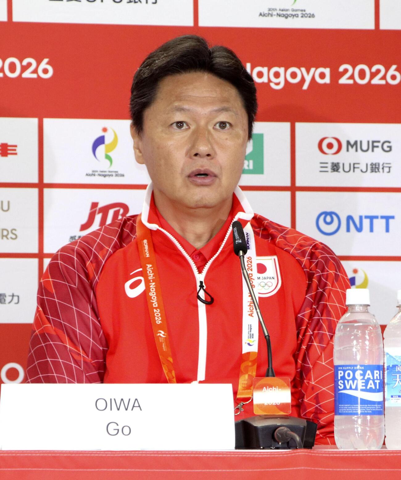 香港戦を前に記者会見する大岩監督（共同）