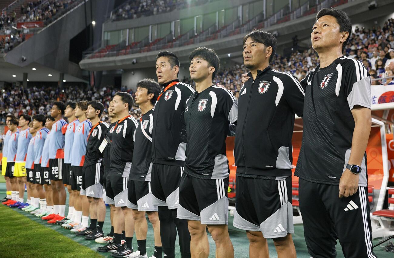 キルギス戦に臨む大岩監督（右端）＝豊田スタジアム（共同）
