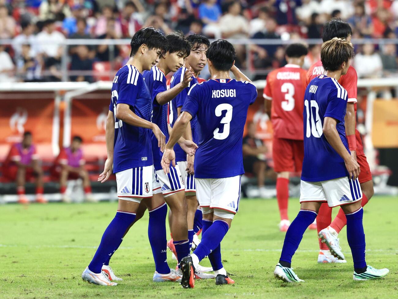 日本対タイ　前半、ゴールを決めチームメートとタッチを交わす中島洋太朗（左から2人目）（撮影・宮地輝）