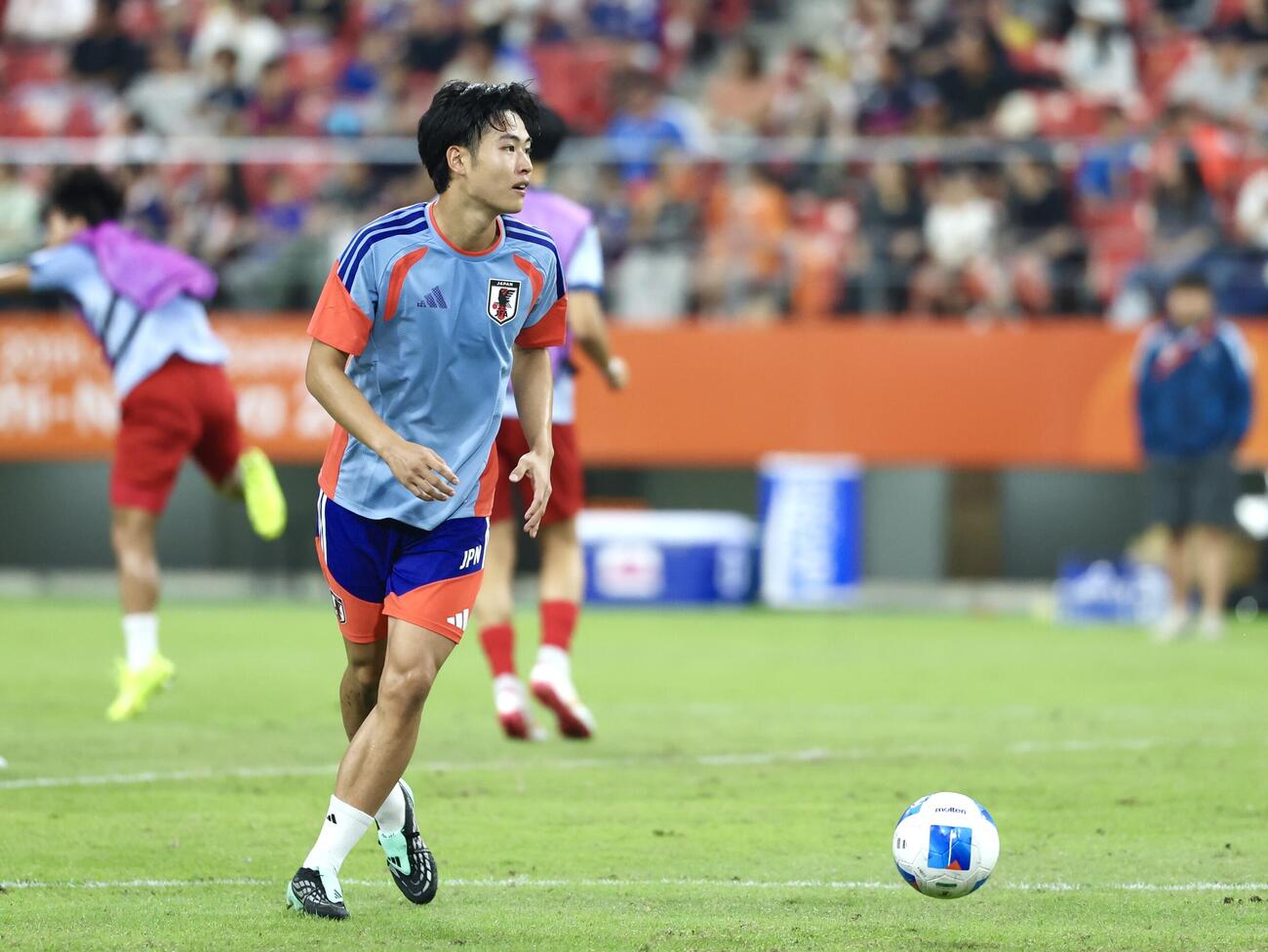 日本対タイ　試合前ウォーミングアップを行う市原吏音（撮影・宮地輝）
