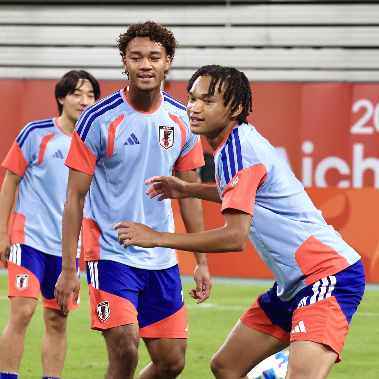 日本対タイ　試合前ウォーミングアップを行うンワディケ・ウチェブライアン世雄（左）と石渡ネルソン（撮影・宮地輝）