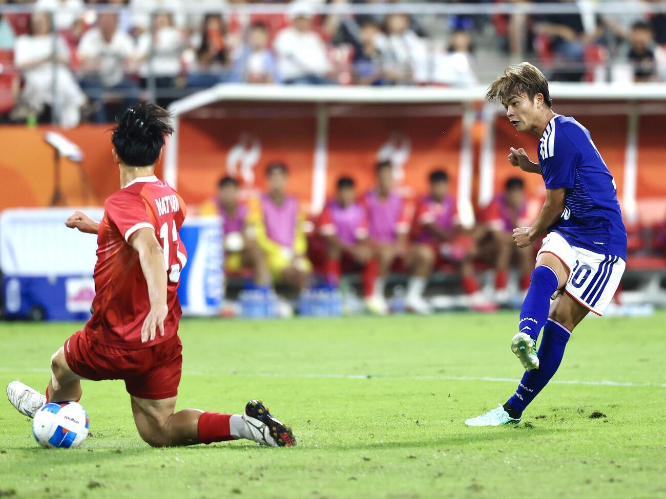 日本対タイ　前半、シュートを放つ石井久継（撮影・宮地輝）