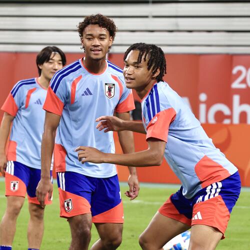 日本対タイ 試合前ウォーミングアップを行うンワディケ・ウチェブライアン世雄(左)と石渡ネルソン(撮影・宮地輝)