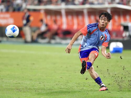 日本対タイ 試合前、クロスを上げる小杉啓太(撮影・宮地輝)