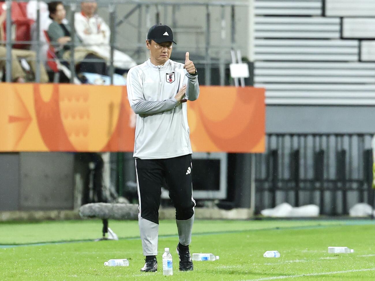 日本対香港　前半、サムズアップする大岩剛監督（撮影・宮地輝）