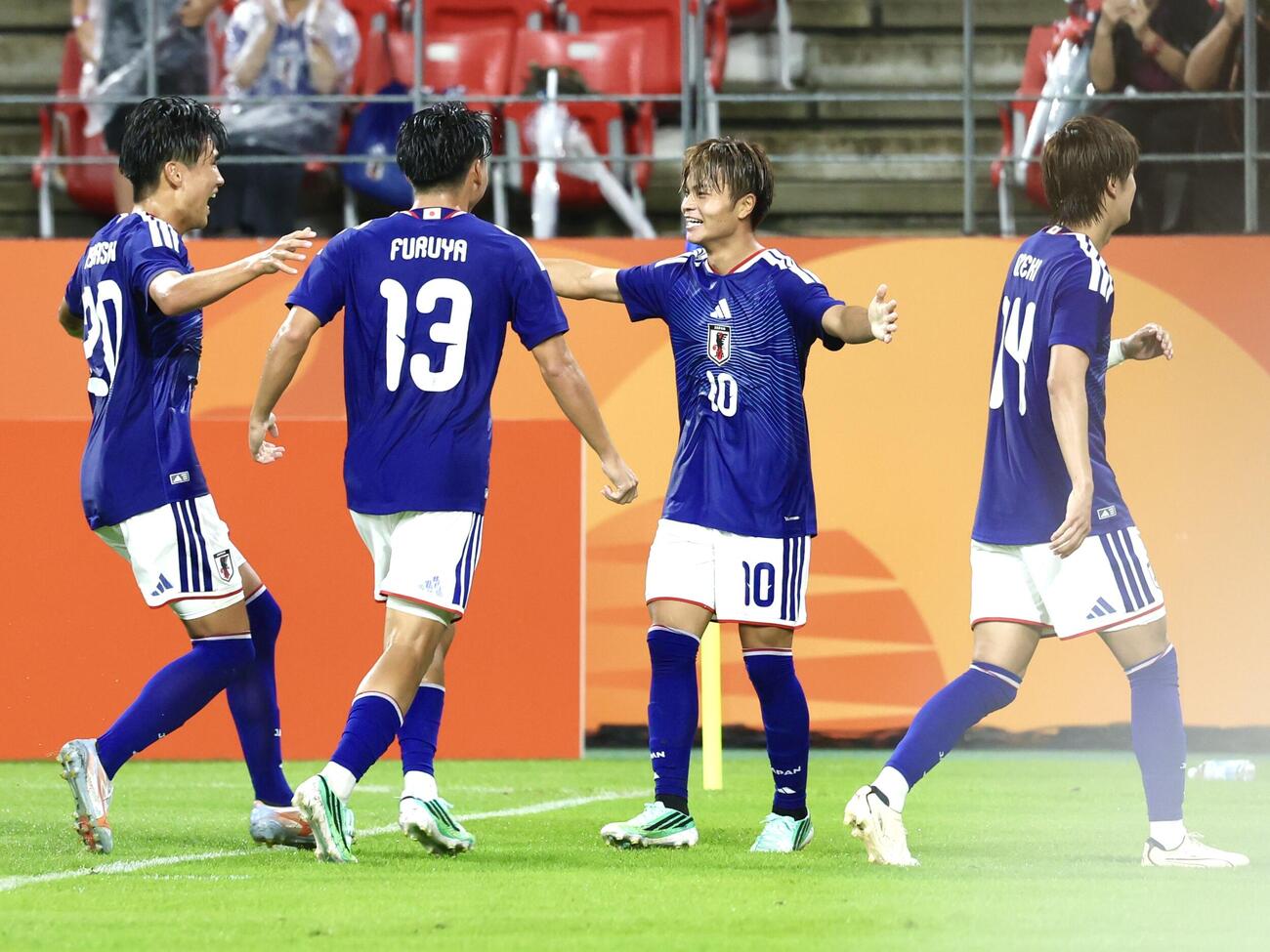 日本対香港　前半、先制ゴールを決めチームメートと喜ぶ石井久継（撮影・宮地輝）