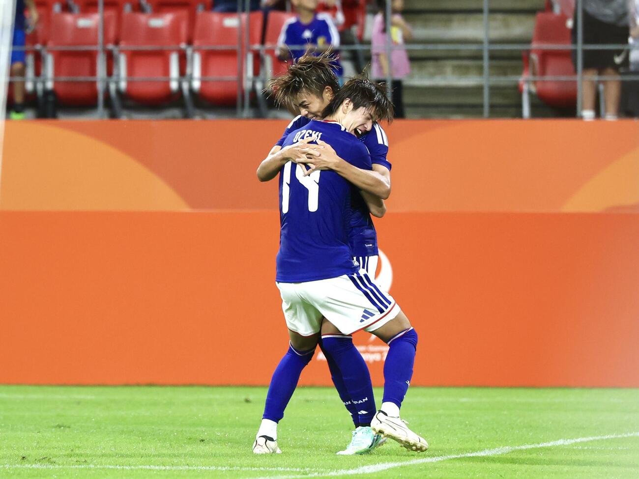 日本対香港　前半、先制ゴールを決め、大関友翔（手前）と抱き合って喜ぶ石井久継（撮影・宮地輝）