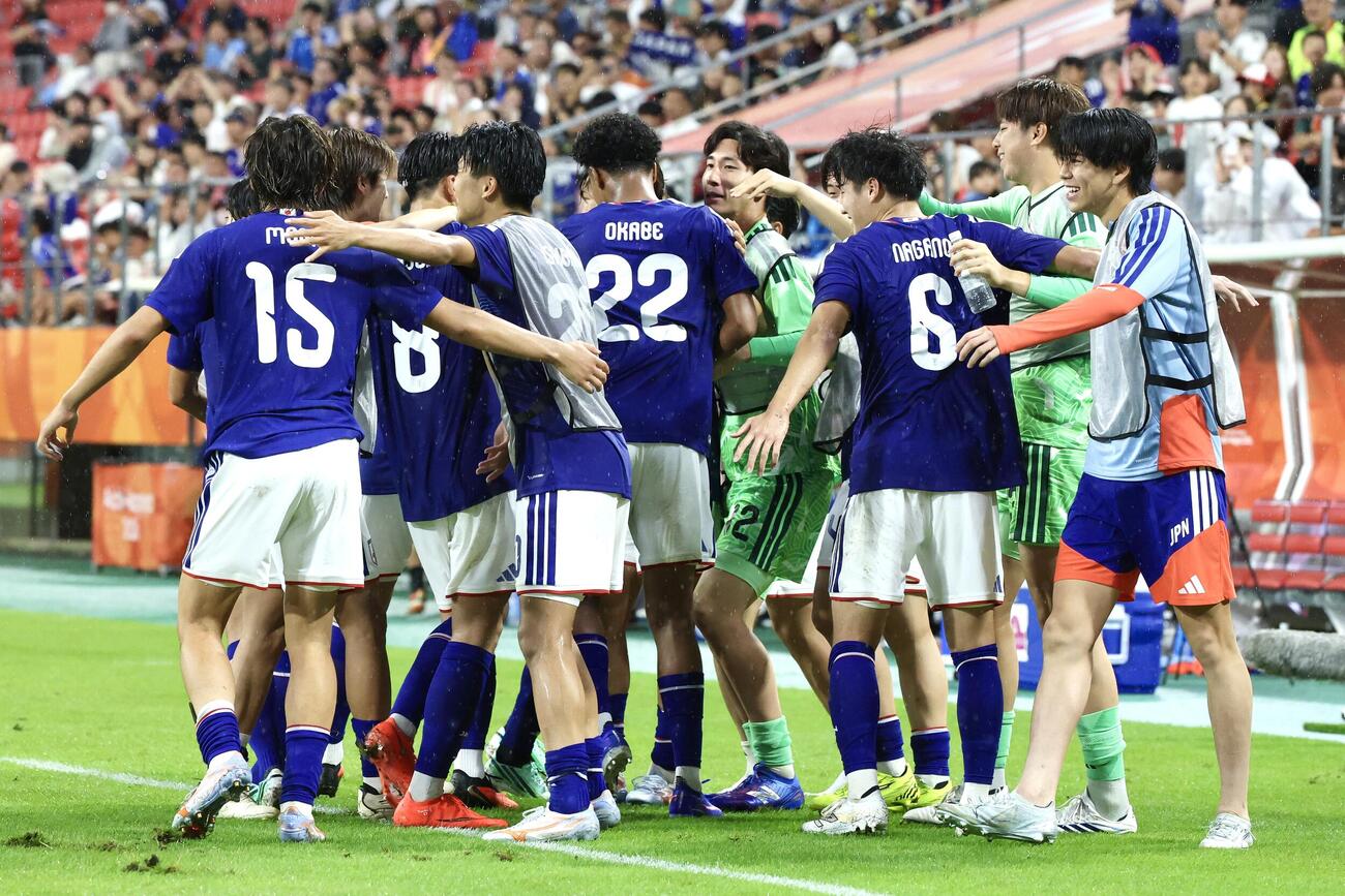 日本対香港　後半、ゴールを決めチームメートと喜ぶ永野修都（右から3人目）（撮影・宮地輝）
