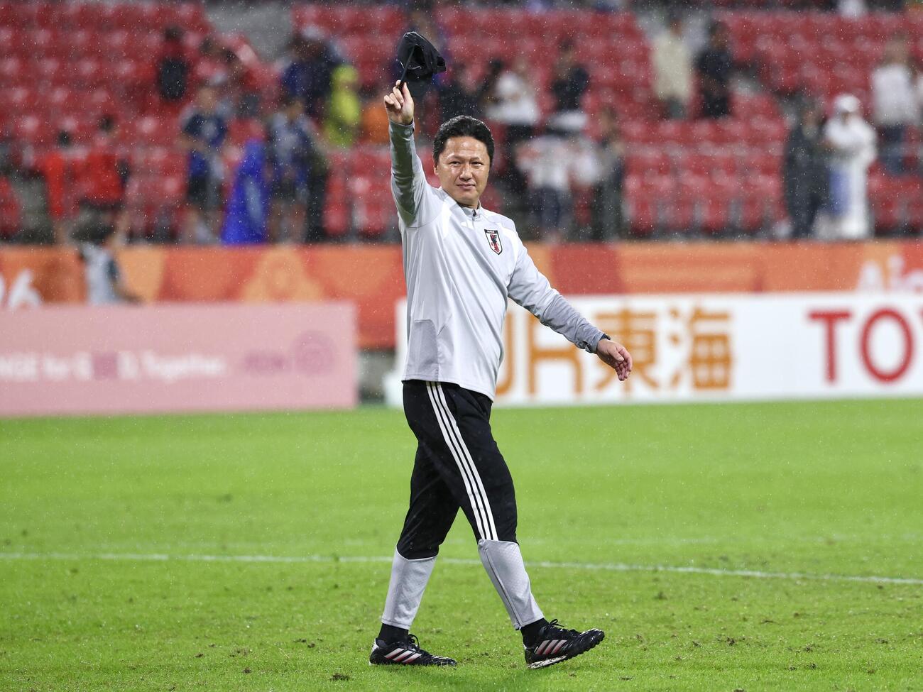 日本対香港　勝利しサポーターの声援に応える大岩剛監督（撮影・宮地輝）