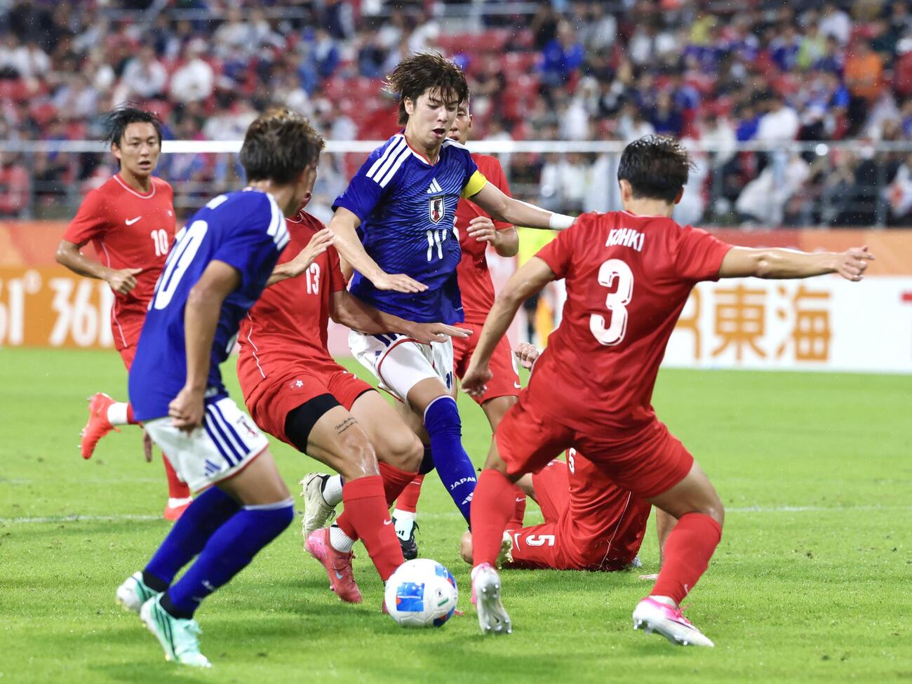日本対香港　前半、果敢に攻め込む大関友翔（撮影・宮地輝）