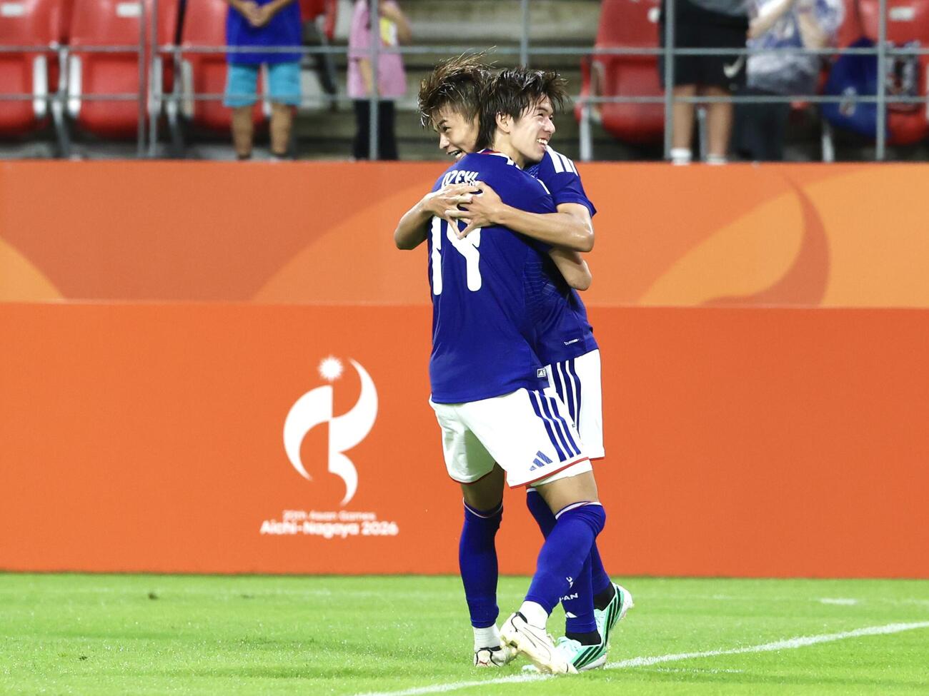 日本対香港　前半、先制ゴールを決め大関友翔（手前）と抱き合って喜ぶ石井久継（撮影・宮地輝）