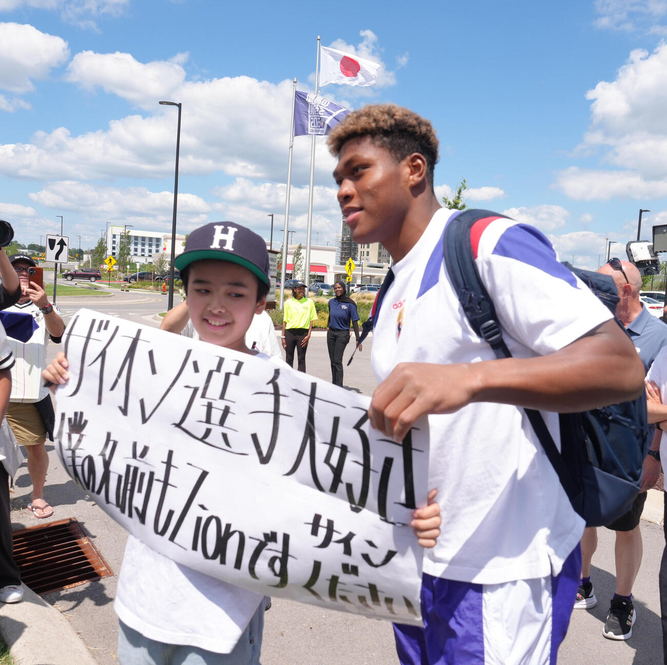 練習後、ファンの「ザイオンくん」（左）と記念撮影するGK鈴木彩艶（2026年6月撮影）