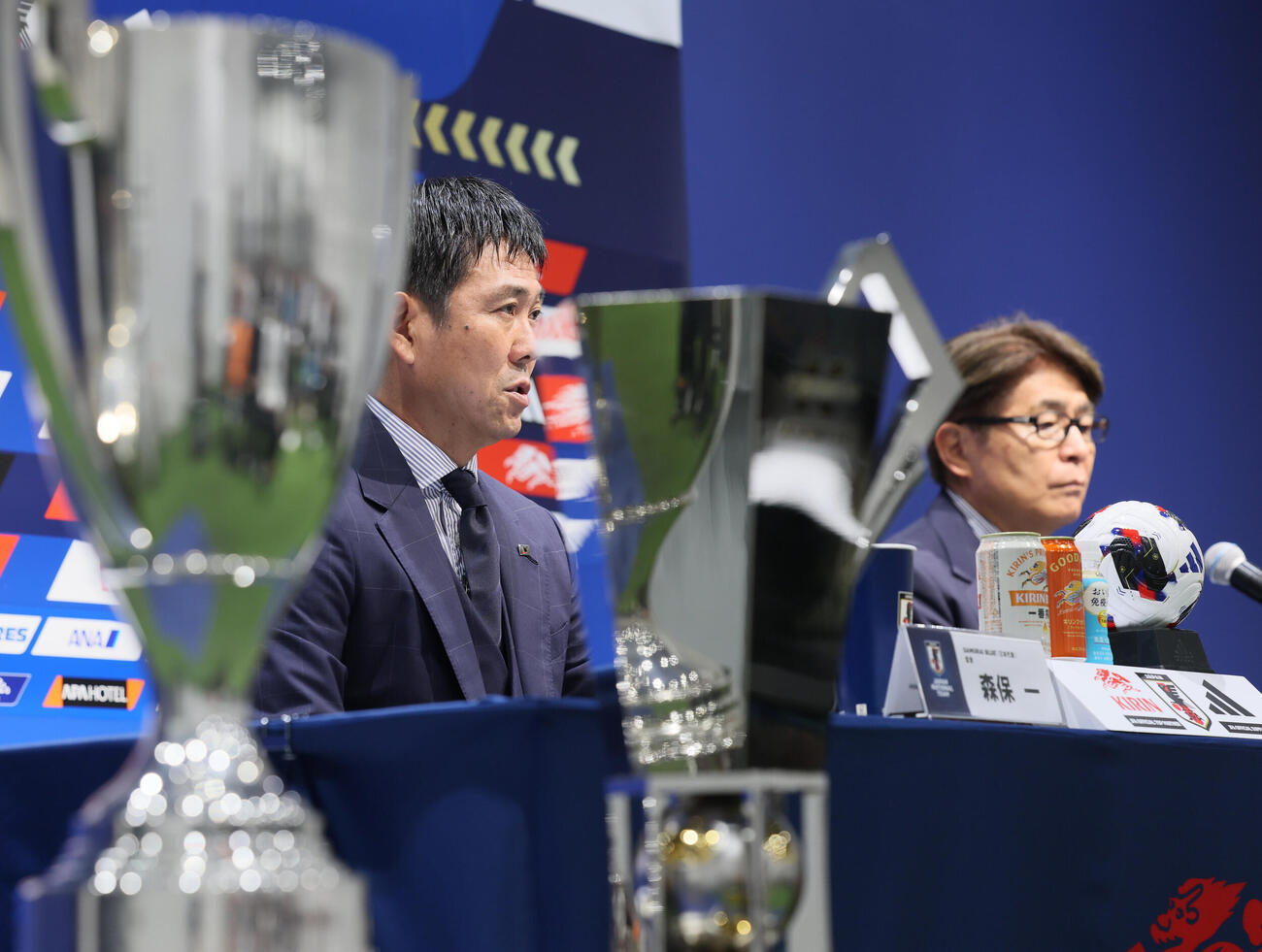 キリンカップサッカーの日本代表メンバーを発表をする森保一監督（左）と山本昌邦技術委員長（撮影・水谷安孝）