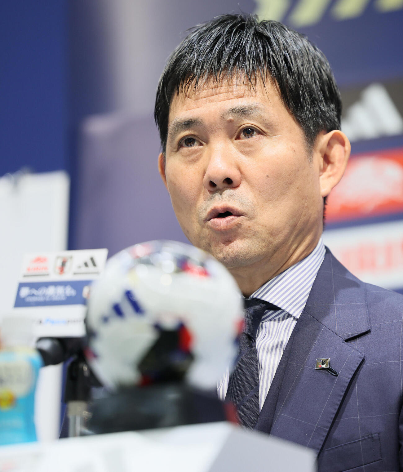 キリンカップサッカーの日本代表メンバーを発表する森保一監督（左）と山本昌邦技術委員長（撮影・水谷安孝）
