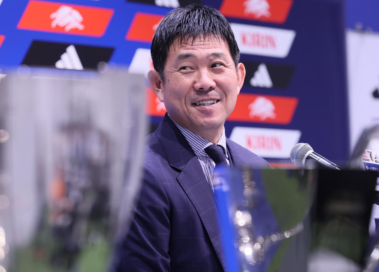 キリンカップサッカーの日本代表メンバーを発表会見で笑顔を見せる森保一監督（撮影・水谷安孝）