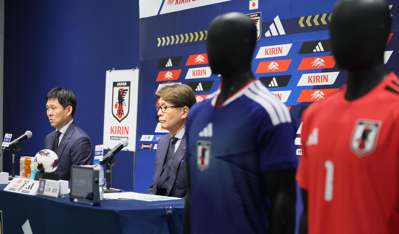 キリンカップサッカーの日本代表メンバーを発表をする森保一監督（左）と山本昌邦技術委員長（撮影・水谷安孝）
