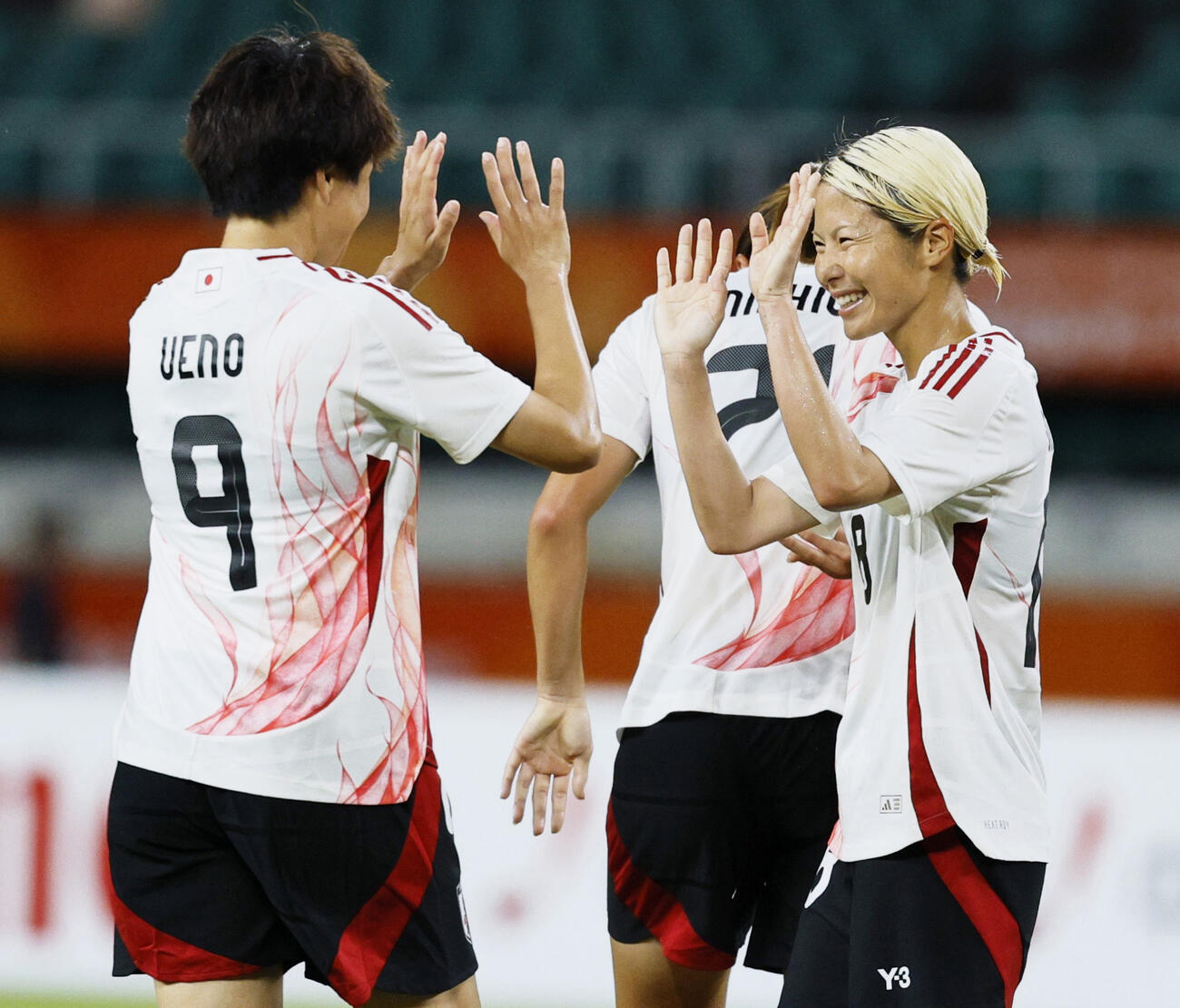 日本対ベトナム　試合終了間際、チーム8点目のゴールを決め祝福される祐村（右）(共同)