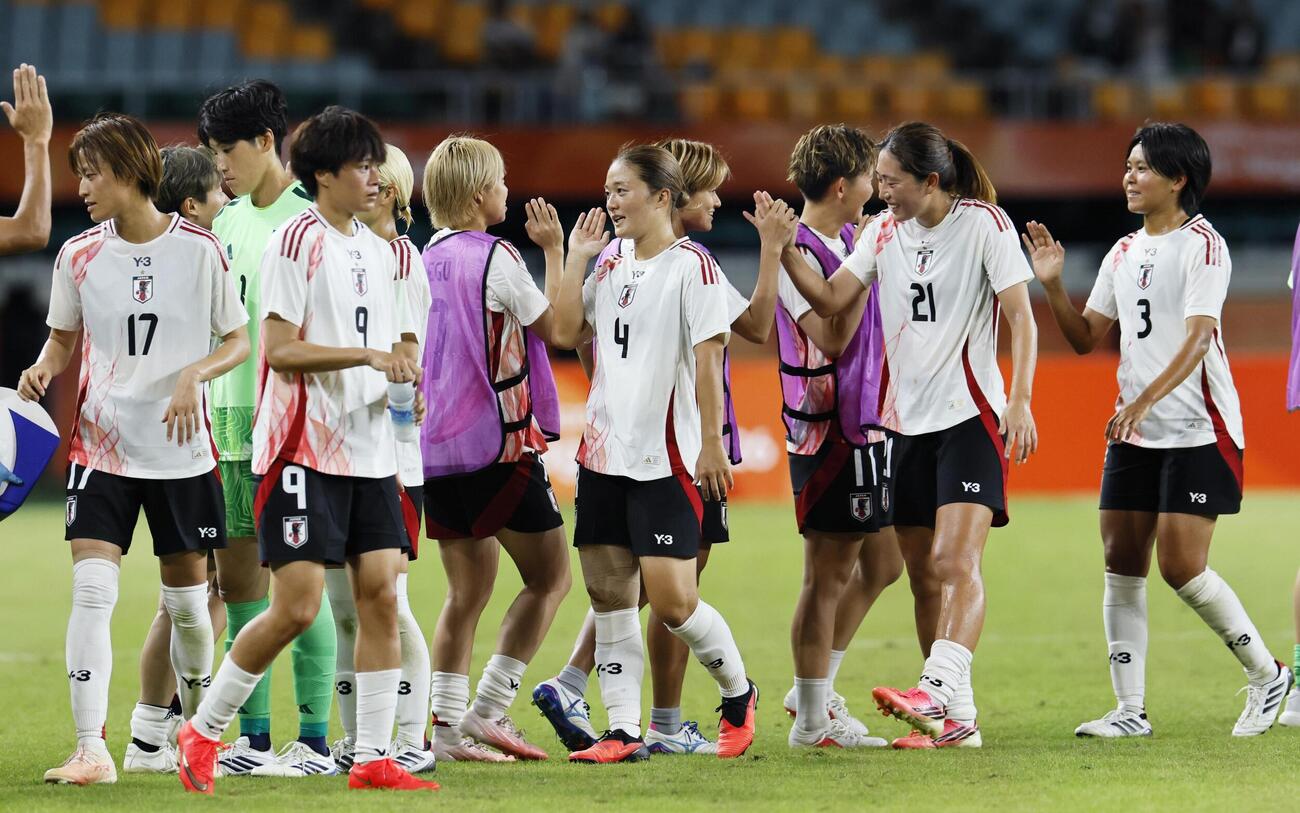 ベトナムに快勝し、タッチを交わす日本イレブン(共同)