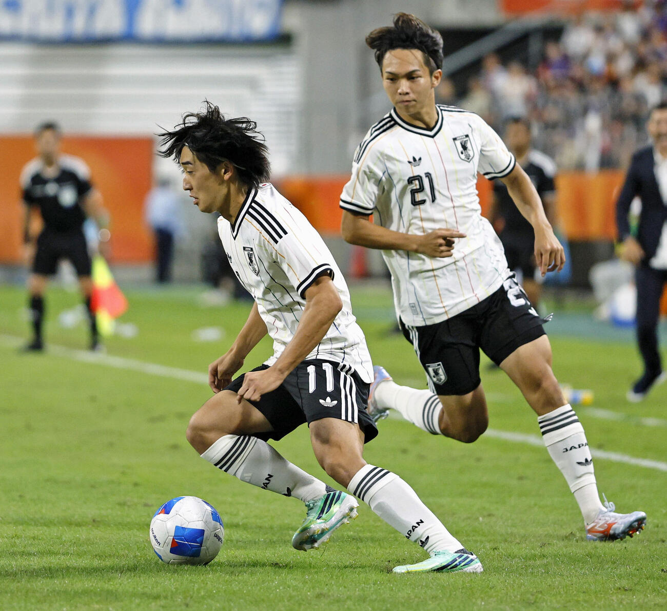 日本－キルギス　前半、攻め込む横山。右は佐藤＝豊田スタジアム（共同）