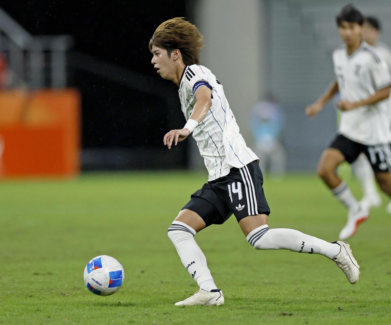 日本－キルギス　前半、攻め込む大関＝豊田スタジアム（共同）