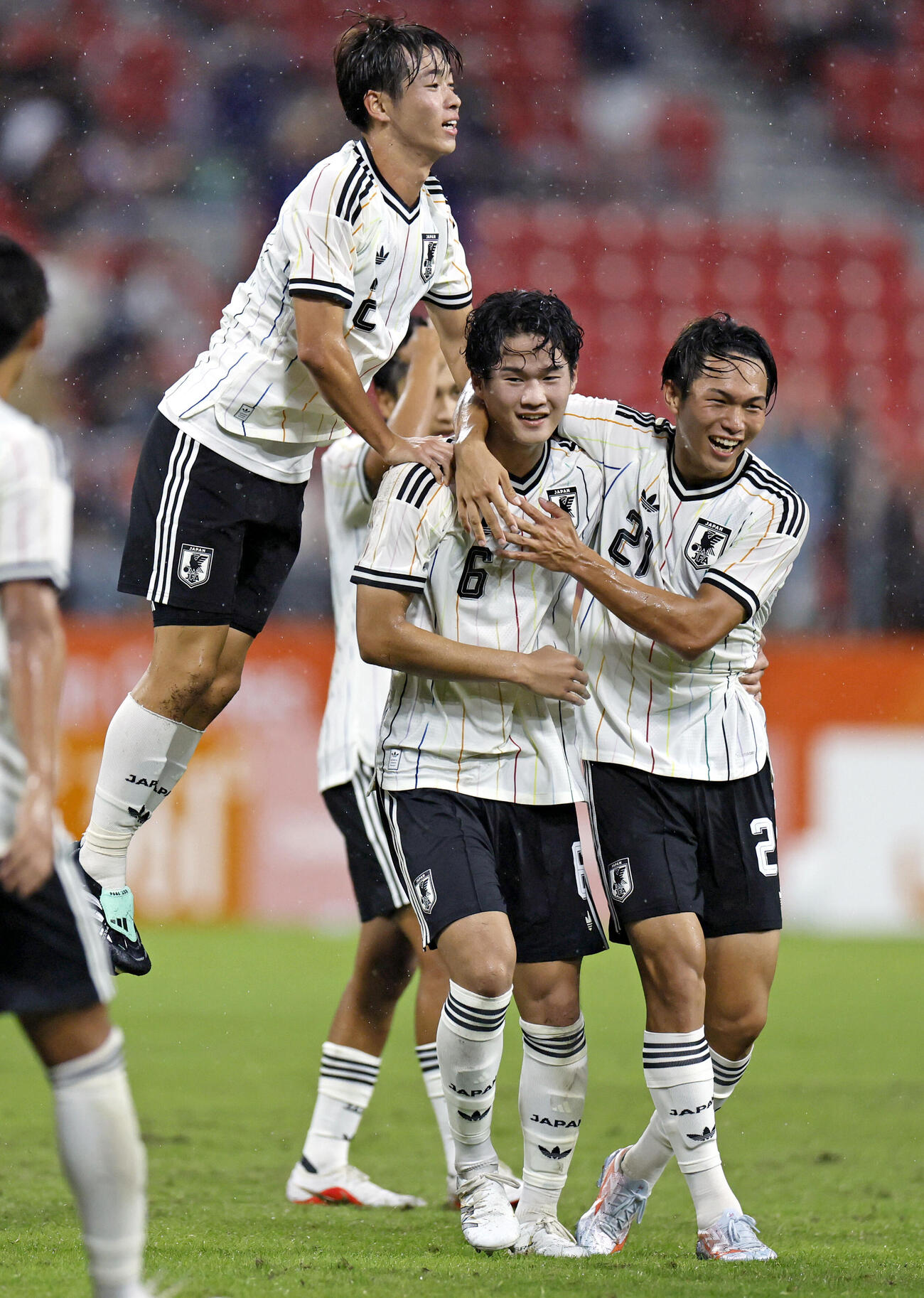 日本－キルギス　前半、チーム2点目のゴールを決め、祝福される永野（右から2人目）＝豊田スタジアム（共同）
