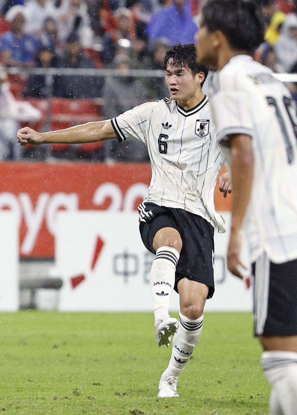 日本－キルギス　前半、チーム2点目のゴールを決める永野＝豊田スタジアム（共同）
