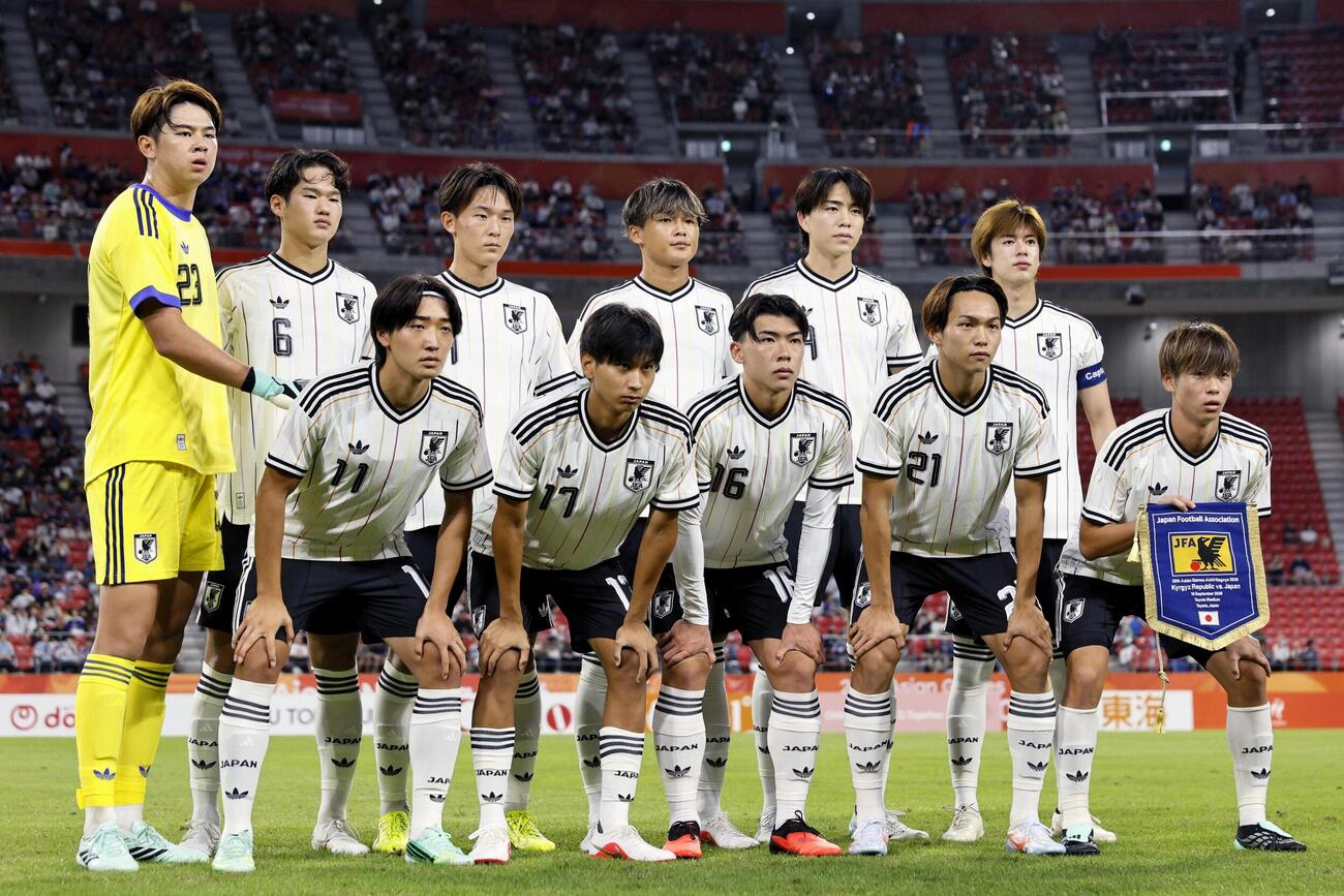 キルギス戦に臨む日本イレブン。（前列左から）横山、中島、福永、佐藤、梅木、（後列左から）GK荒木、永野、土屋、嶋本、道脇、大関＝豊田スタジアム