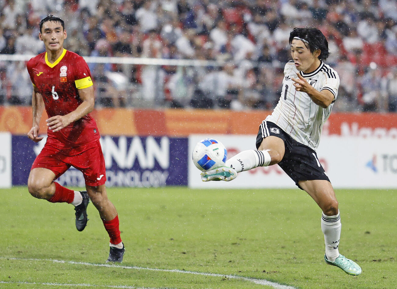 日本－キルギス　前半、先制ゴールを決める横山（右）＝豊田スタジアム