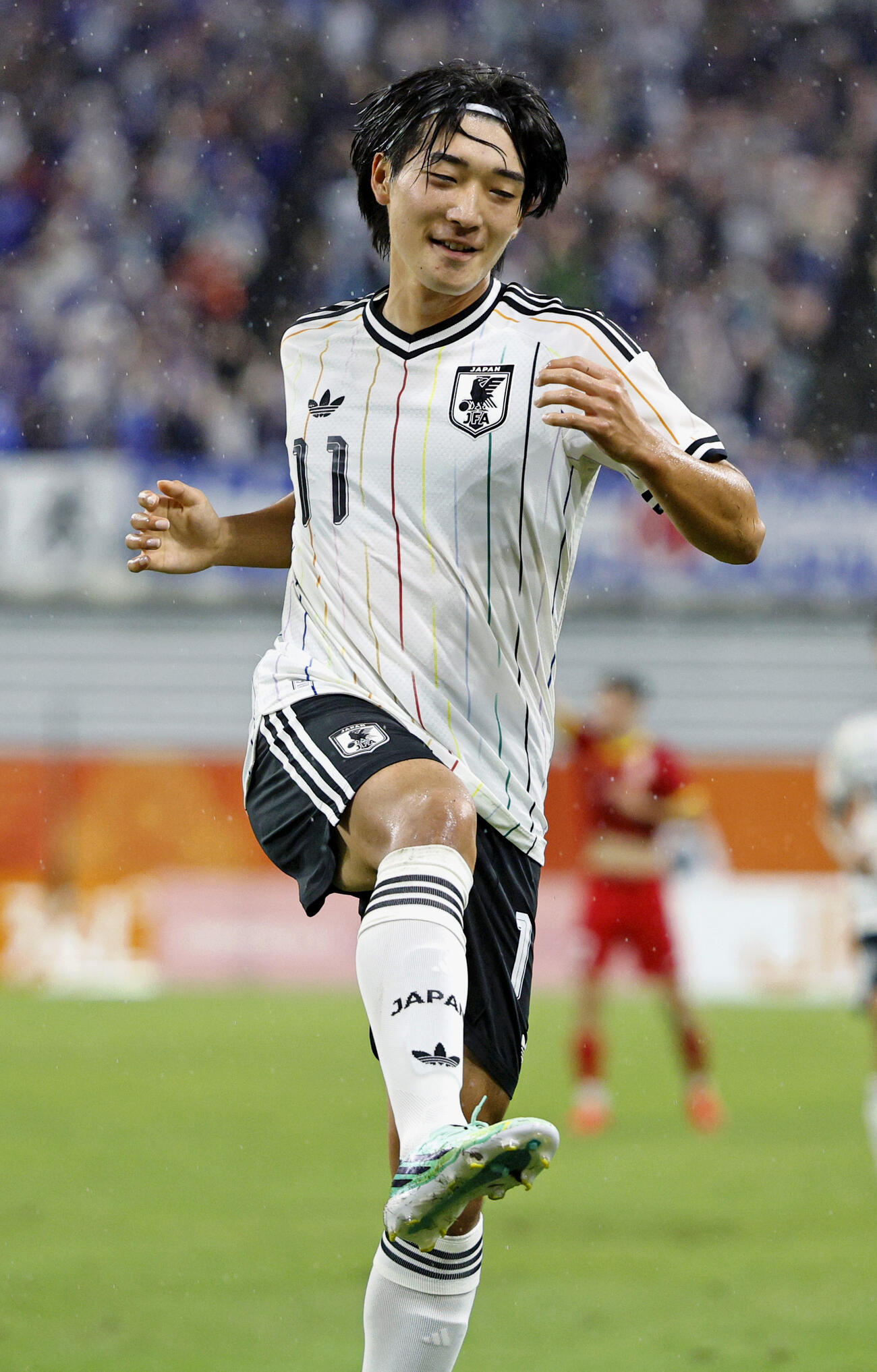 日本－キルギス　前半、先制ゴールを決め喜ぶ横山（共同）