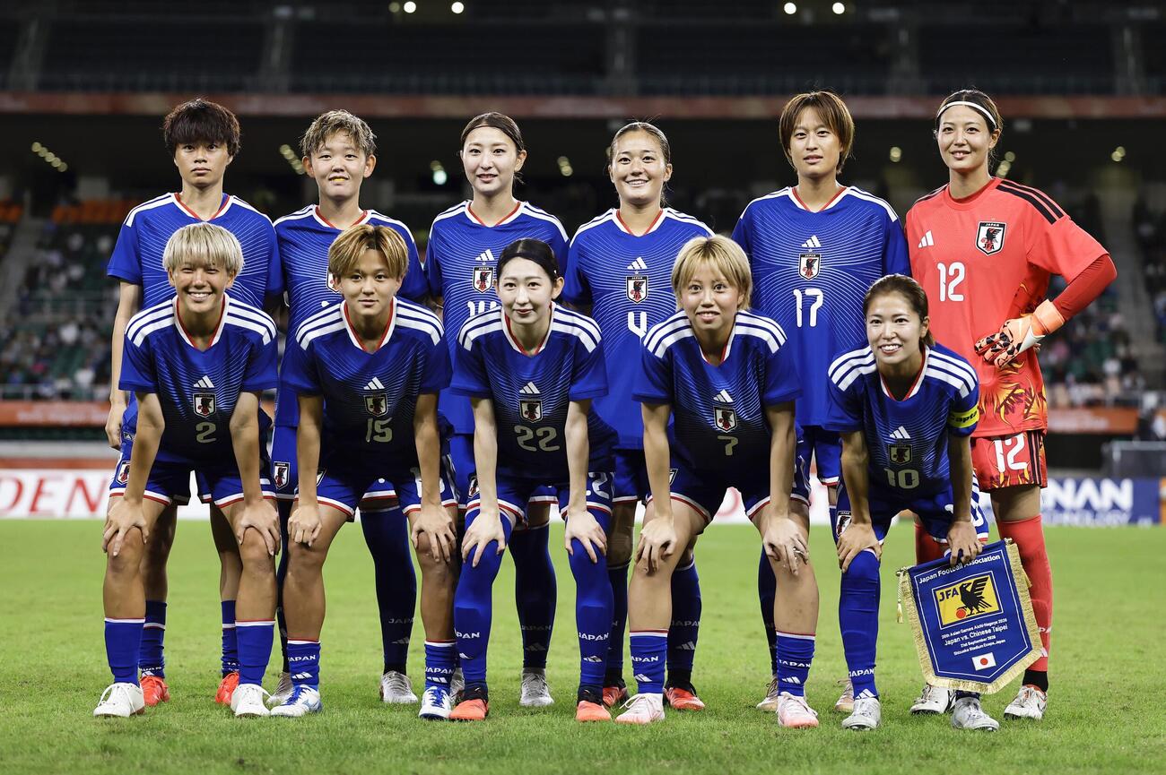 台湾戦に臨む日本イレブン。（前列左から）鈴木、伊東、中嶋、浜田、成宮、（後列左から）上野、神谷、塩越、後藤、宝田、GK福田（共同）