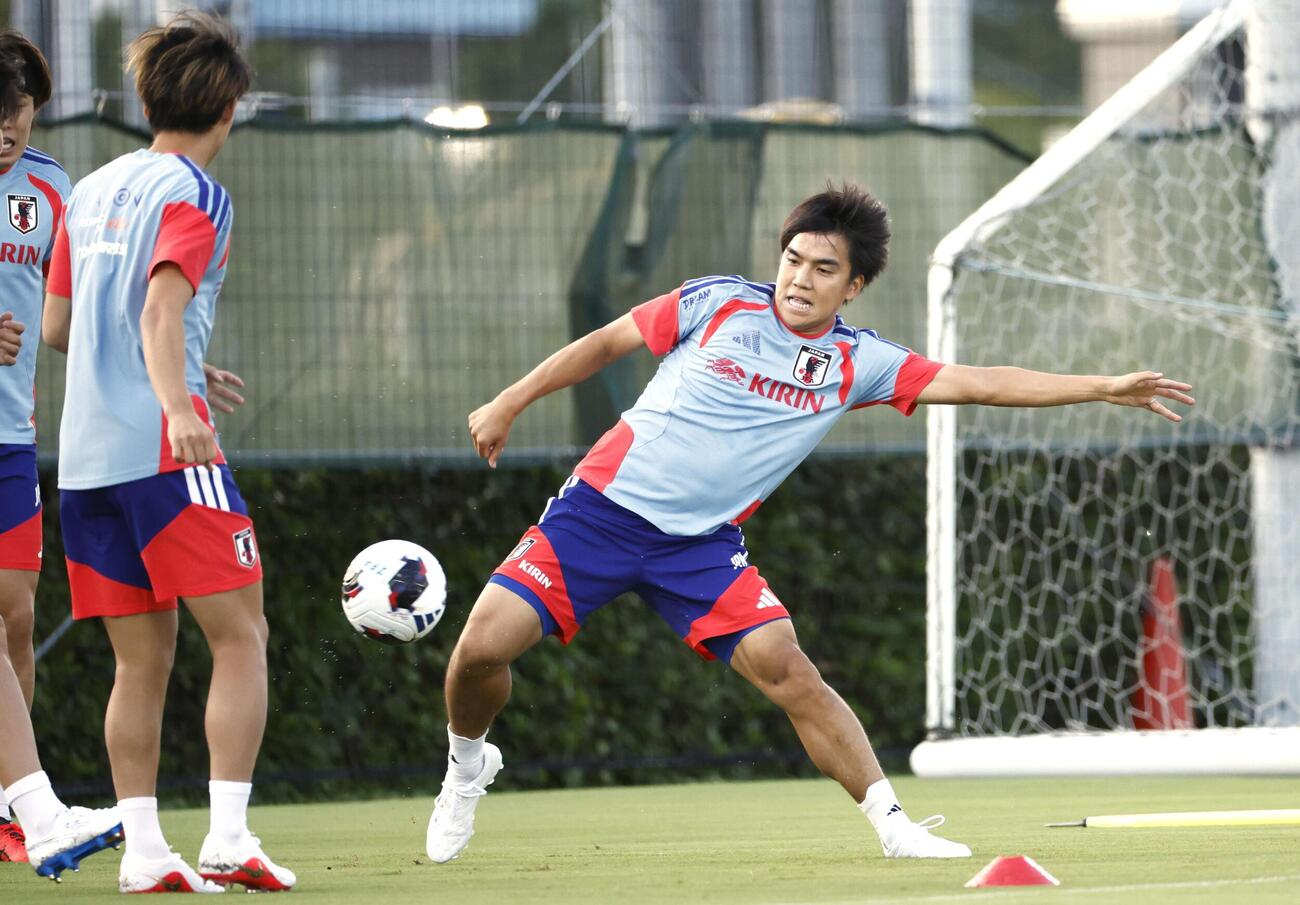 ウルグアイ戦に向け調整する田中聡（右）（共同）