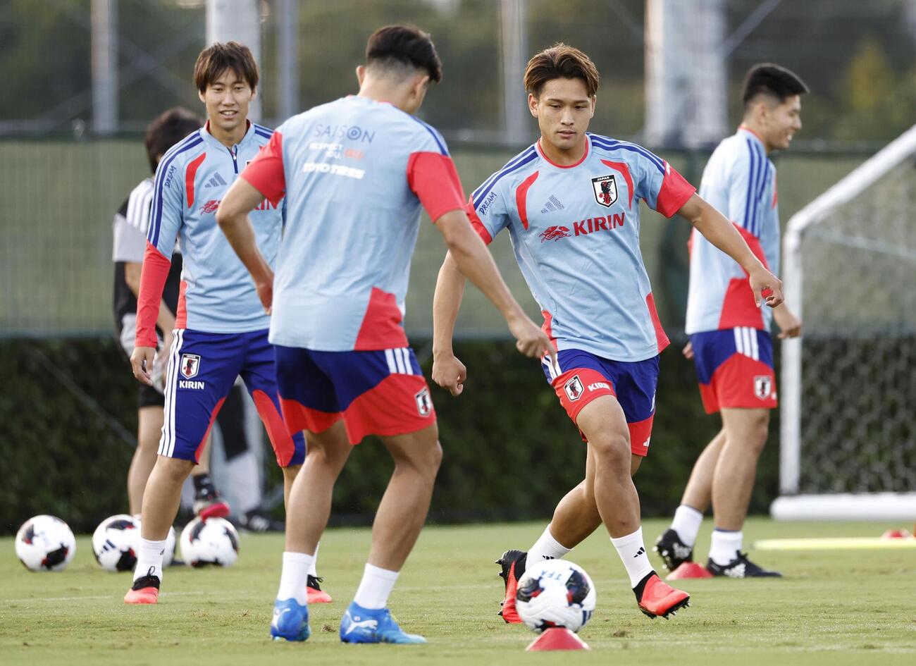 ウルグアイ戦に向け調整する松木（手前右）ら（共同）