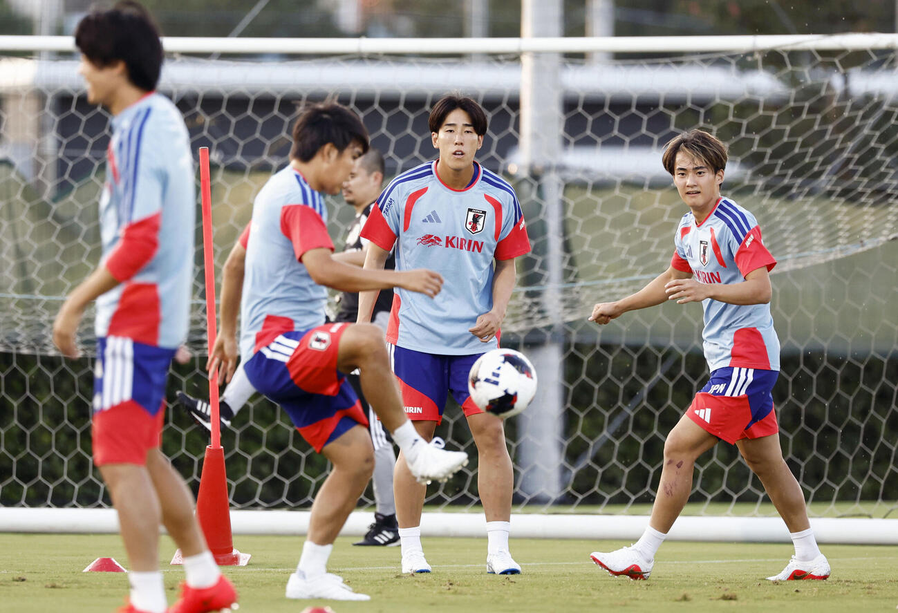 ウルグアイ戦に向け調整する中野（右から2人目）ら（共同）