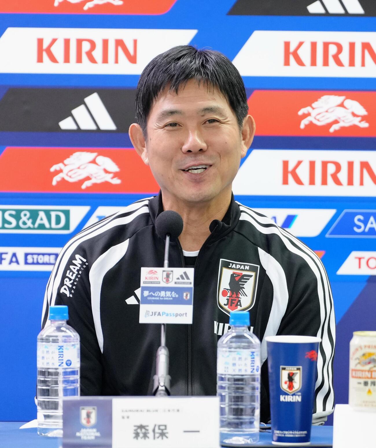 公式会見で笑顔を見せる森保一監督（撮影・足立雅史）