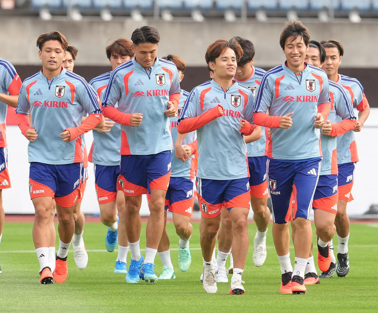 練習に臨む、左から松木玖生、渡辺剛、久保建英、鎌田大地ら（撮影・足立雅史）