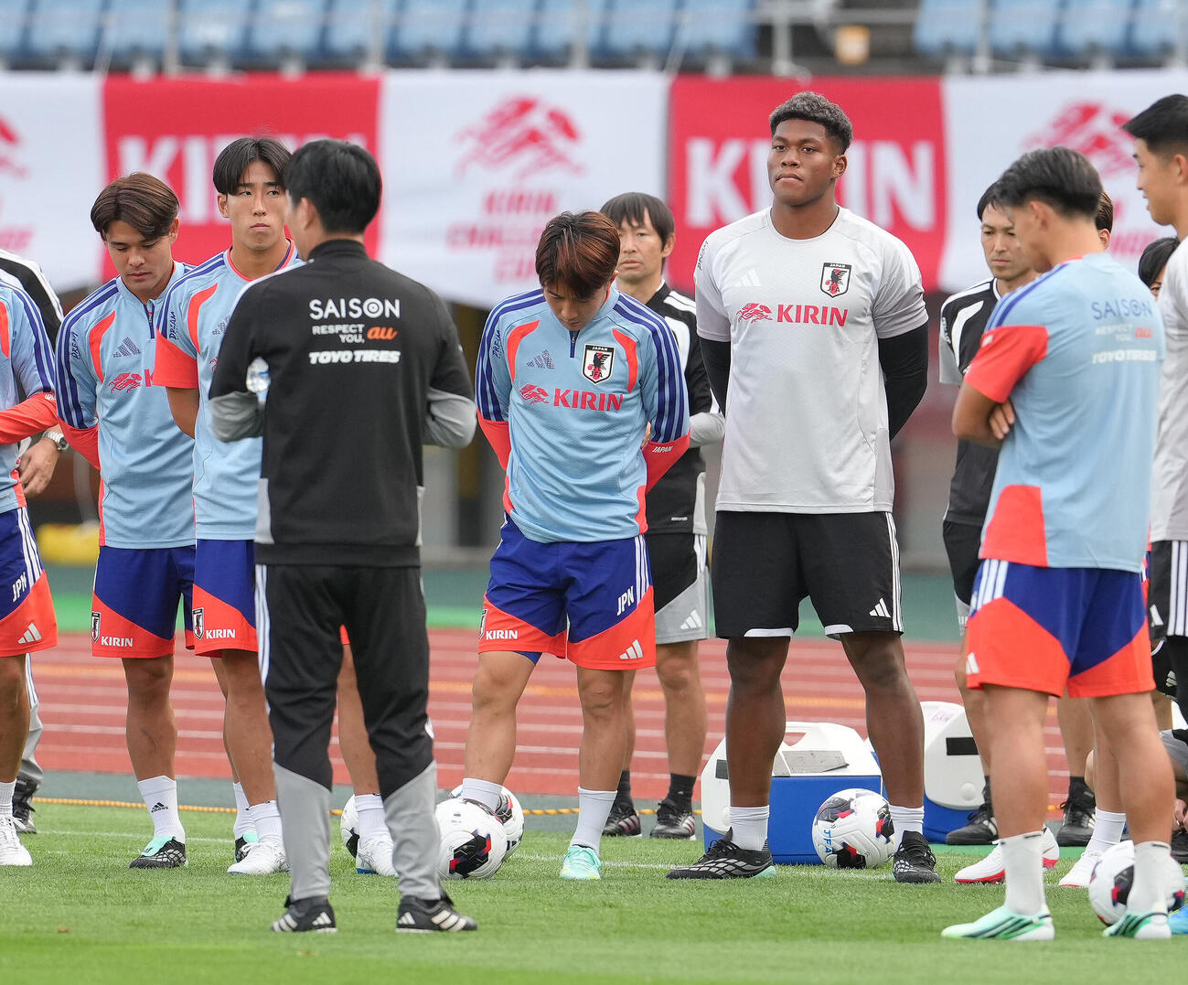 練習前、森保一監督（手前左）の話を聞くGK鈴木彩艶（右）ら（撮影・足立雅史）